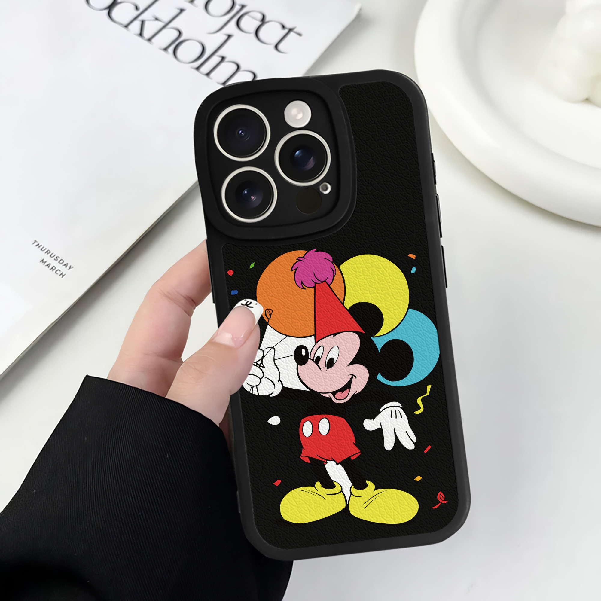（画像用） ミッキーマウス Mickey Mouse 【iPhone 16シリーズ対応】シリコンスマホケース（レザー調） 材質：シリコン